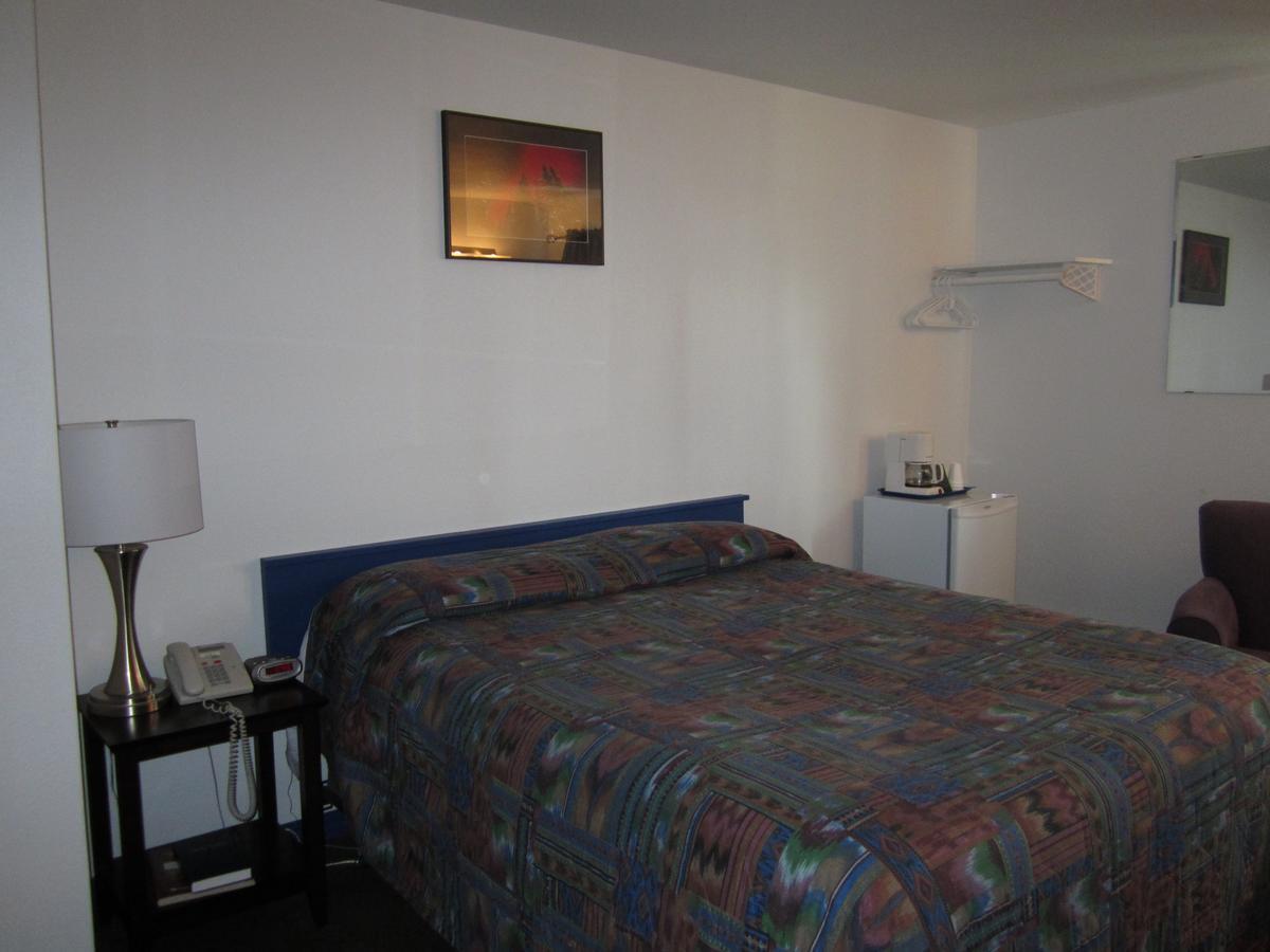 Nisutlin Trading Post Motel Teslin Room photo